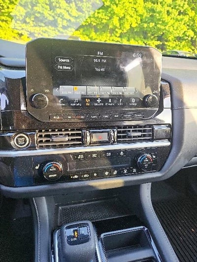 2023 Nissan Pathfinder SL 4WD