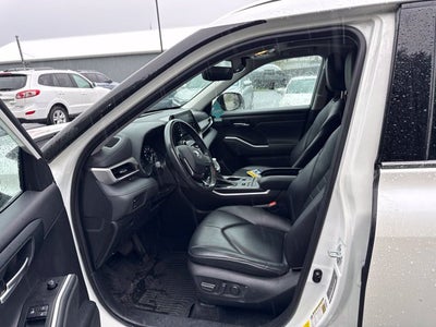 2021 Toyota Highlander XLE **LOW MILES