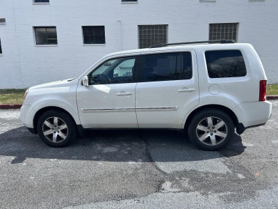 2015 Honda Pilot 4WD Touring with DVD Rear Entertainment System and Navigation