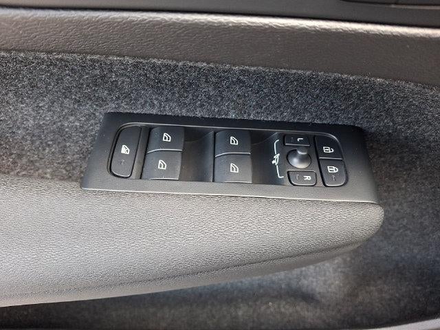 2025 Volvo XC40 B5 AWD Plus Bright Theme