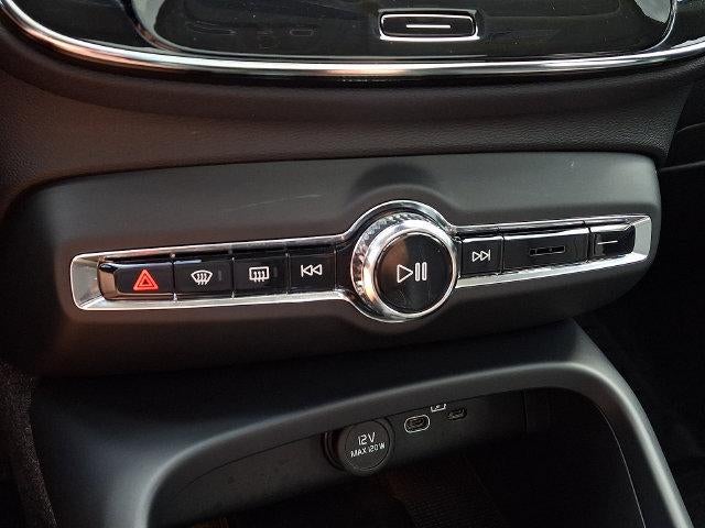 2025 Volvo XC40 B5 AWD Plus Bright Theme