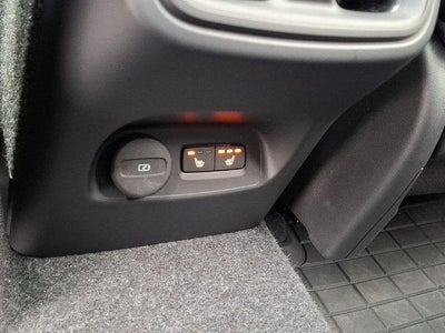 2025 Volvo XC40 B5 AWD Plus Bright Theme