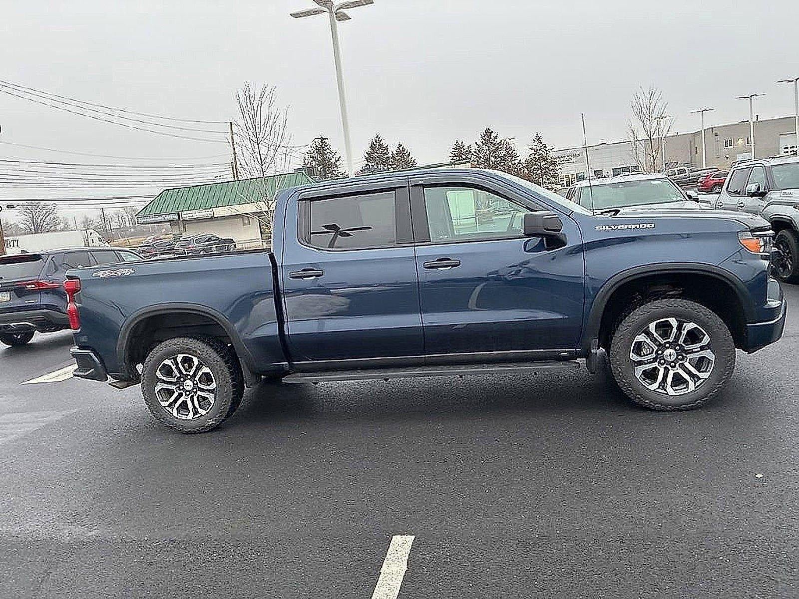2022 Chevrolet Silverado 1500 Crew Cab Short Box 4-Wheel Drive Custom