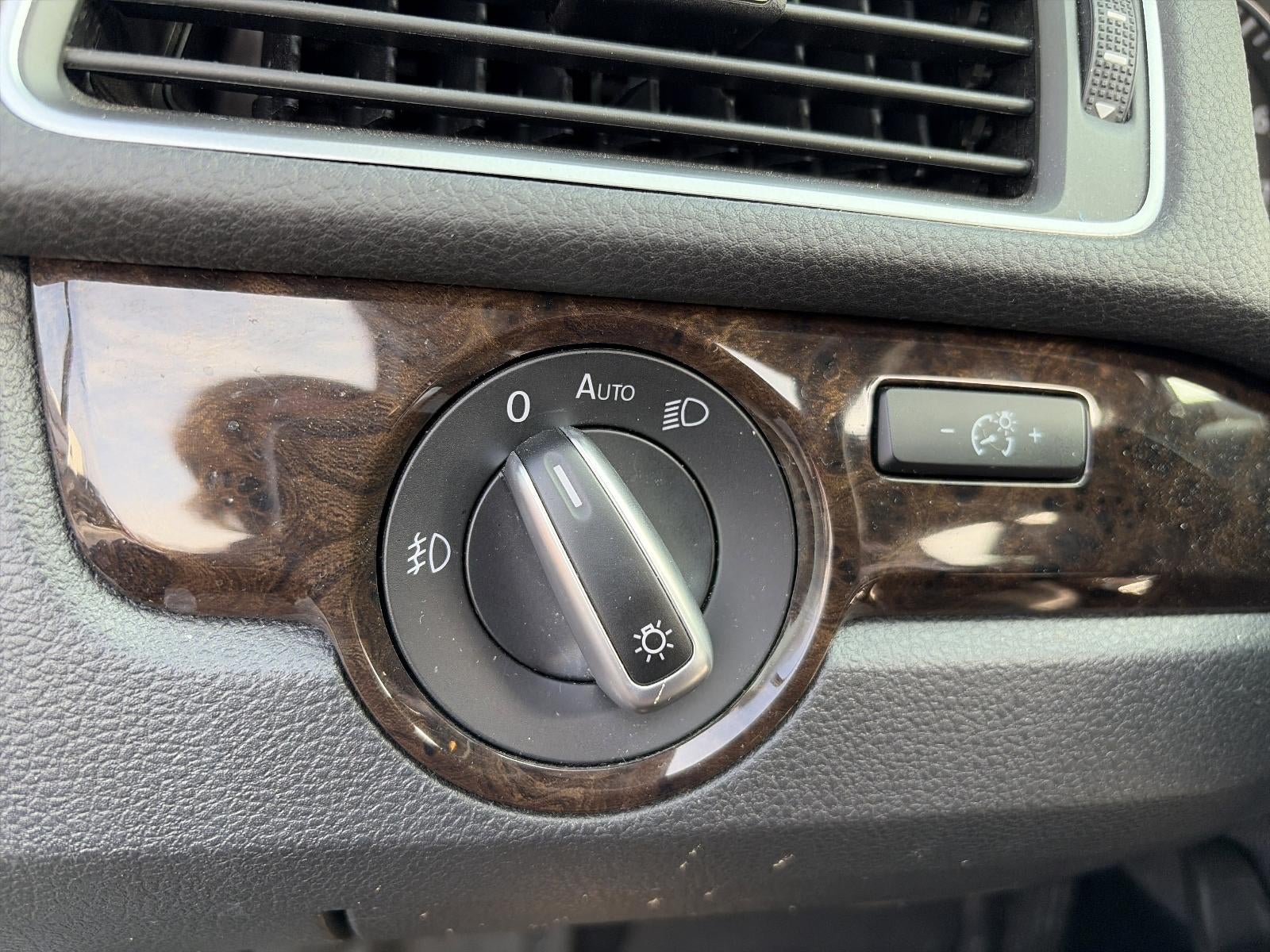 2014 Volkswagen Passat 4dr Sdn 1.8T Auto SEL Premium PZEV