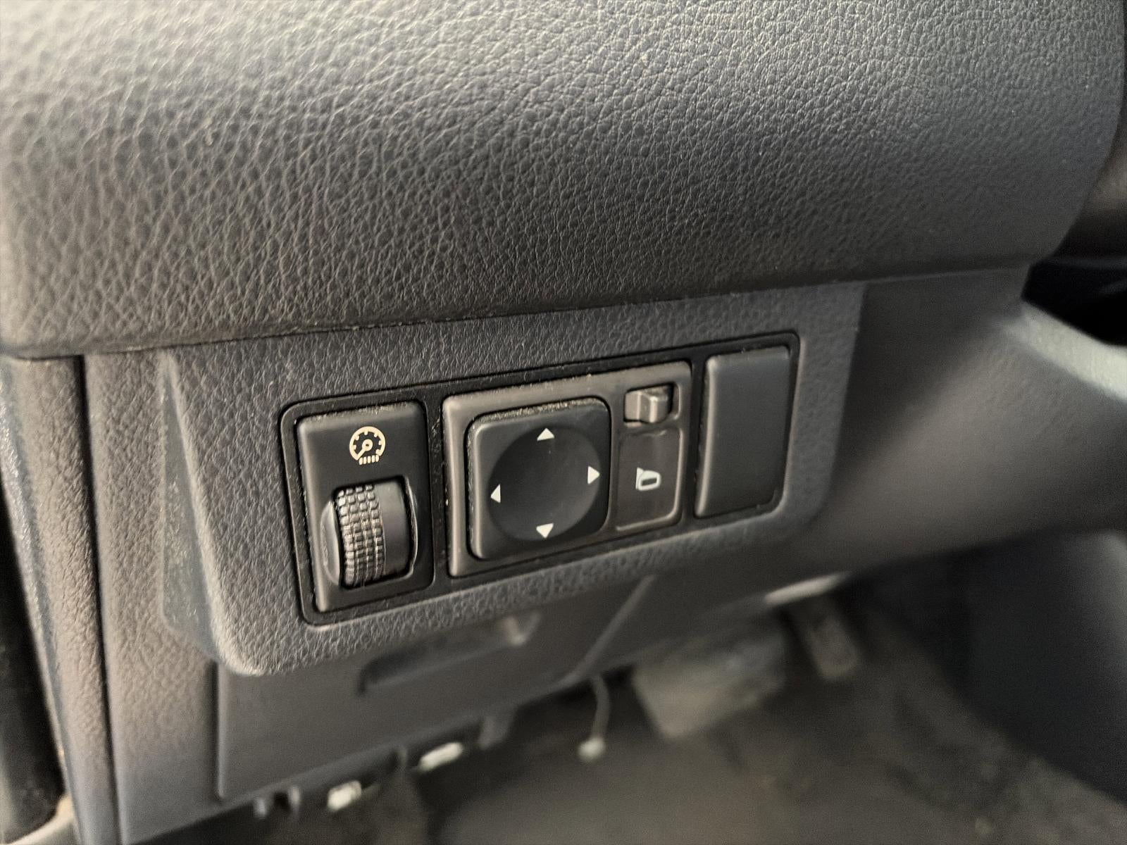 2008 Nissan Versa 5dr HB I4 Man 1.8 S