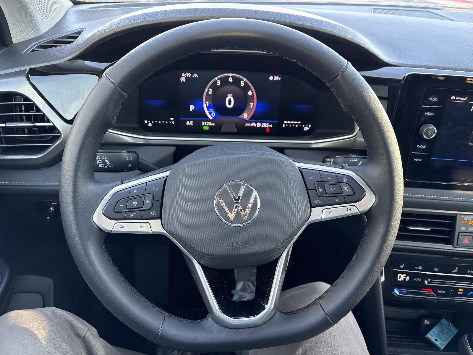 2025 Volkswagen Taos SE Black 4MOTION