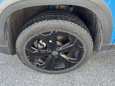 2025 Volkswagen Taos SE Black 4MOTION