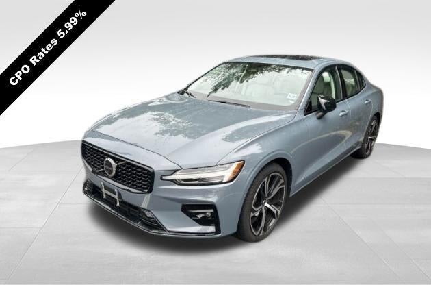 2024 Volvo S60 B5 AWD Plus Dark Theme