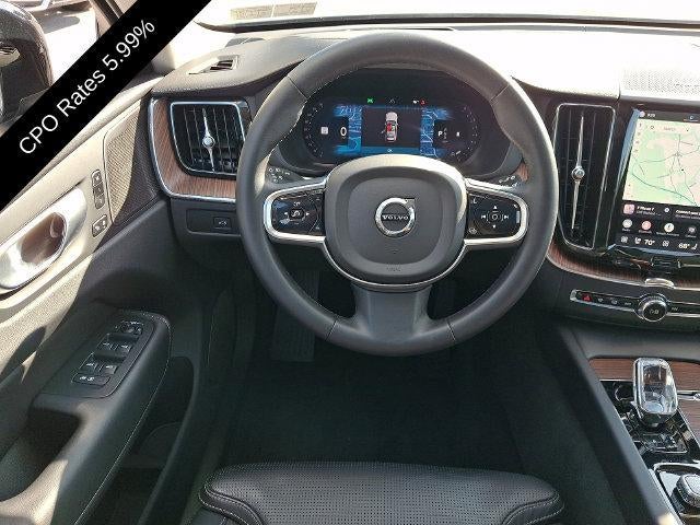 2024 Volvo XC60 B5 AWD Ultimate Dark Theme