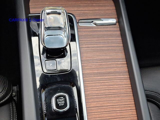 2023 Volvo XC60 B5 AWD Ultimate Dark Theme