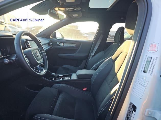 2025 Volvo XC40 B5 AWD Plus Dark Theme