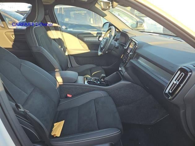 2025 Volvo XC40 B5 AWD Plus Dark Theme