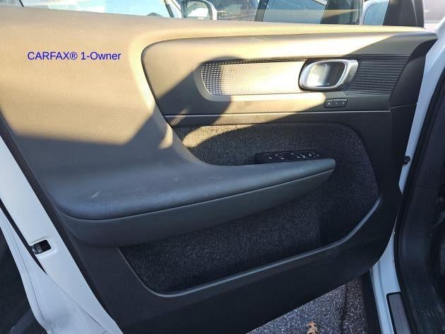 2025 Volvo XC40 B5 AWD Plus Dark Theme