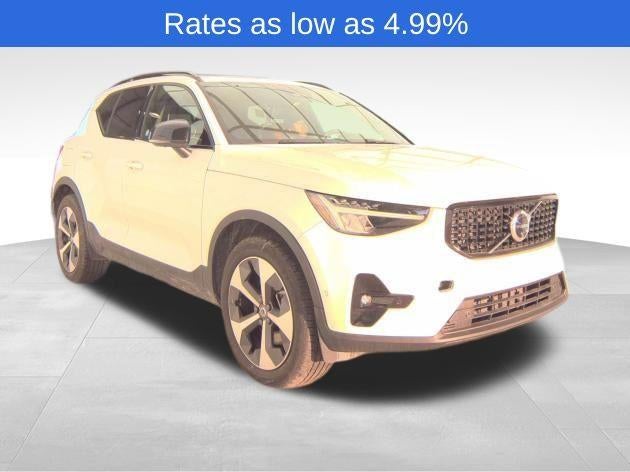 2025 Volvo XC40 B5 AWD Plus Dark Theme