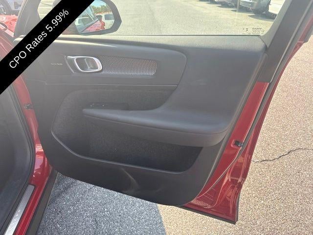 2025 Volvo XC40 B5 AWD Plus Dark Theme
