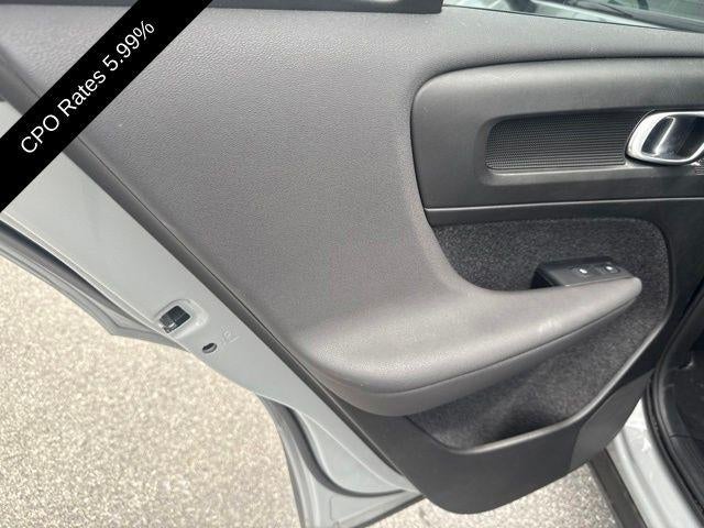 2024 Volvo XC40 B5 AWD Plus Dark Theme