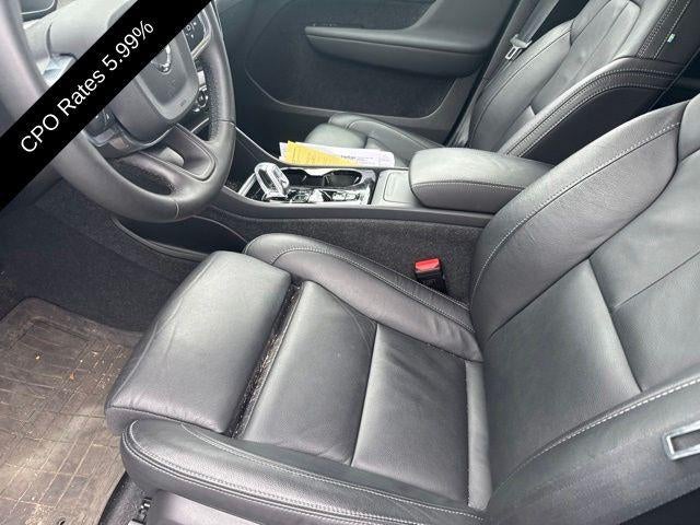 2024 Volvo XC40 B5 AWD Plus Dark Theme