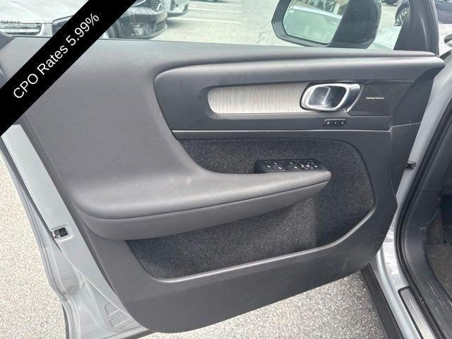 2024 Volvo XC40 B5 AWD Plus Dark Theme
