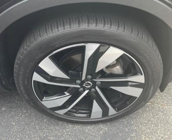 2024 Volvo XC40 B5 AWD Plus Dark Theme