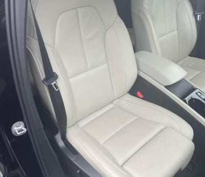 2024 Volvo XC40 B5 AWD Plus Dark Theme
