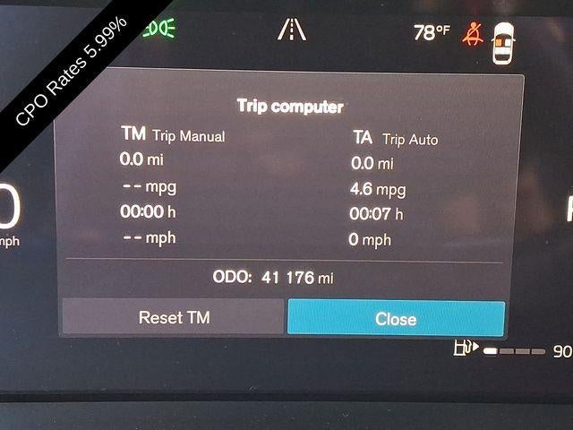 2024 Volvo XC40 B5 AWD Plus Dark Theme