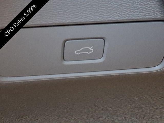 2024 Volvo XC40 B5 AWD Plus Dark Theme