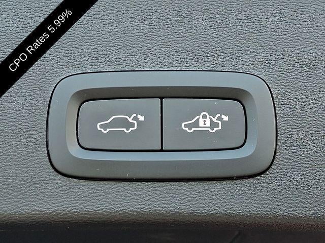 2024 Volvo XC40 B5 AWD Plus Dark Theme