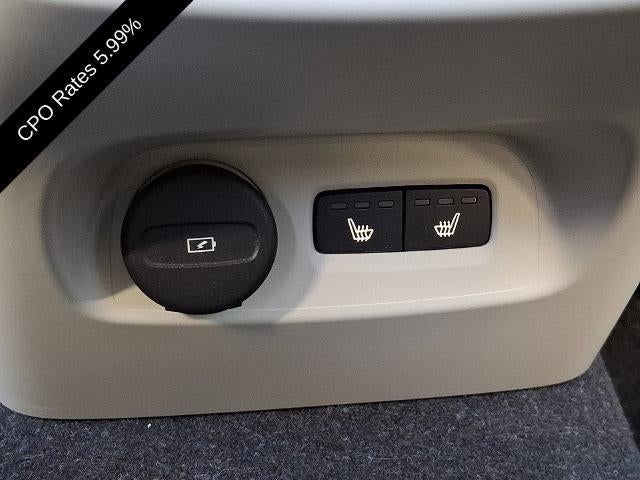 2024 Volvo XC40 B5 AWD Plus Dark Theme
