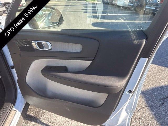 2024 Volvo XC40 B5 AWD Plus Dark Theme