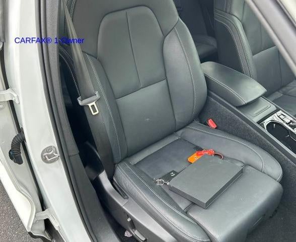 2024 Volvo XC40 B5 AWD Plus Dark Theme