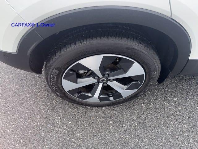 2024 Volvo XC40 B5 AWD Plus Dark Theme