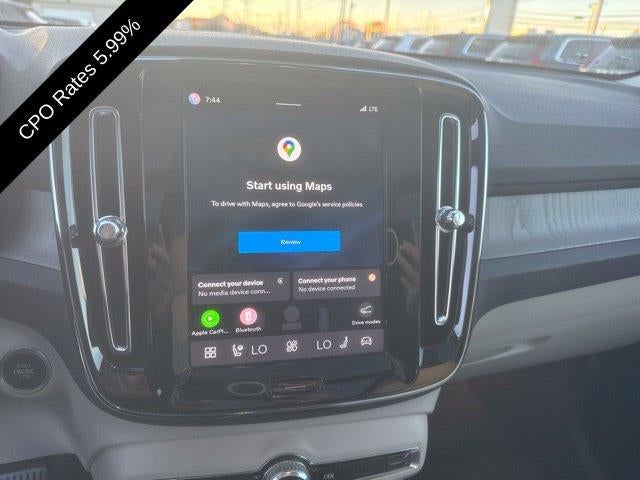2024 Volvo XC40 B5 AWD Plus Dark Theme