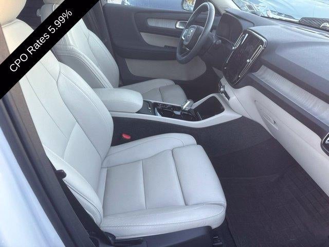 2024 Volvo XC40 B5 AWD Plus Dark Theme