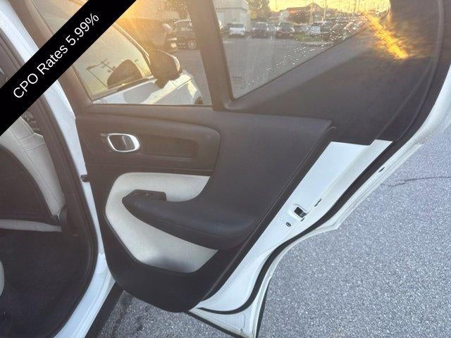 2024 Volvo XC40 B5 AWD Plus Dark Theme