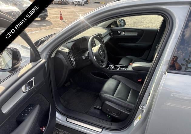 2024 Volvo XC40 B5 AWD Plus Dark Theme