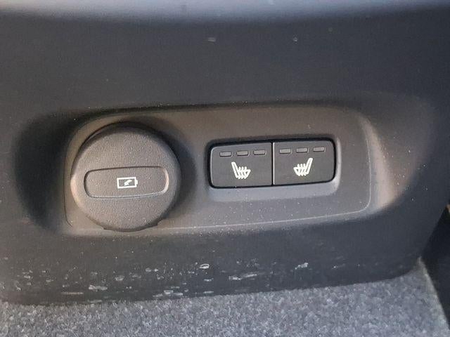 2024 Volvo XC40 B5 AWD Plus Dark Theme