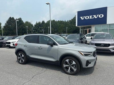 2024 Volvo XC40 B5 AWD Plus Dark Theme
