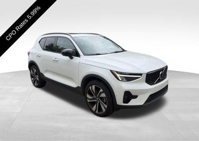2024 Volvo XC40 B5 AWD Plus Dark Theme