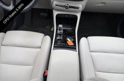 2024 Volvo XC40 B5 AWD Plus Dark Theme