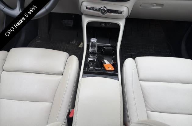 2024 Volvo XC40 B5 AWD Plus Dark Theme