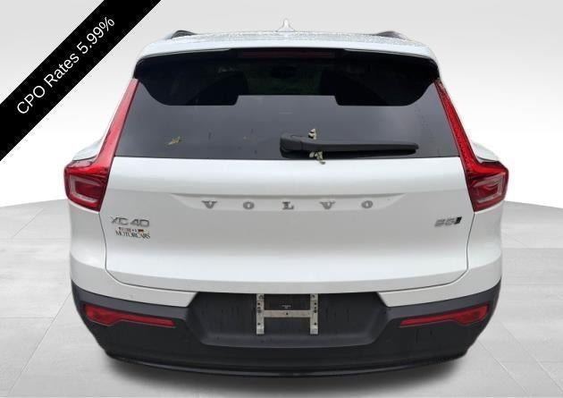 2024 Volvo XC40 B5 AWD Plus Dark Theme