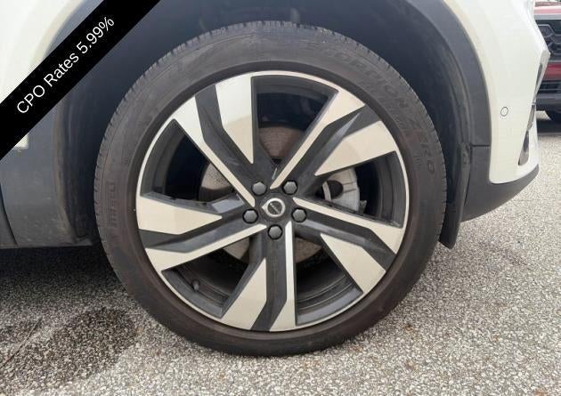 2024 Volvo XC40 B5 AWD Plus Dark Theme