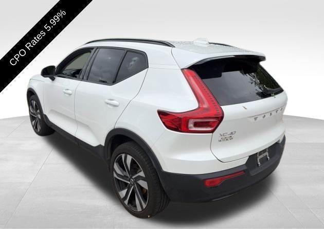2024 Volvo XC40 B5 AWD Plus Dark Theme