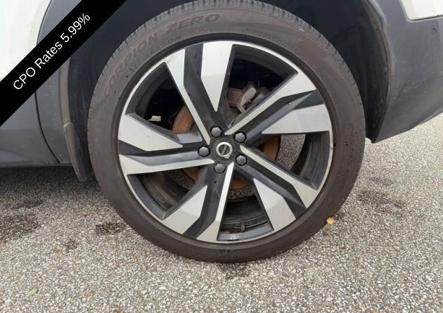 2024 Volvo XC40 B5 AWD Plus Dark Theme