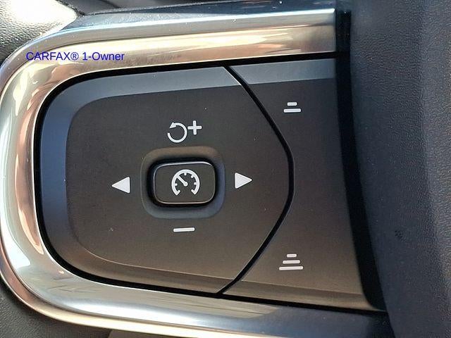 2024 Volvo XC40 B5 AWD Plus Dark Theme
