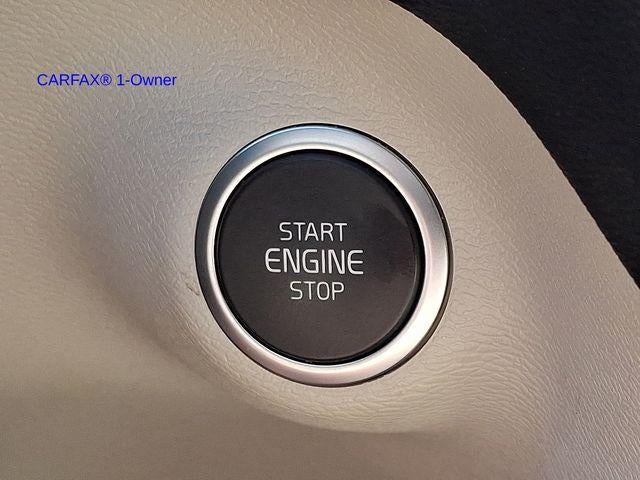 2024 Volvo XC40 B5 AWD Plus Dark Theme