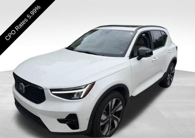 2024 Volvo XC40 B5 AWD Plus Dark Theme
