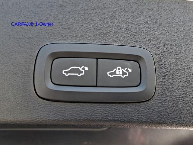 2024 Volvo XC40 B5 AWD Plus Dark Theme