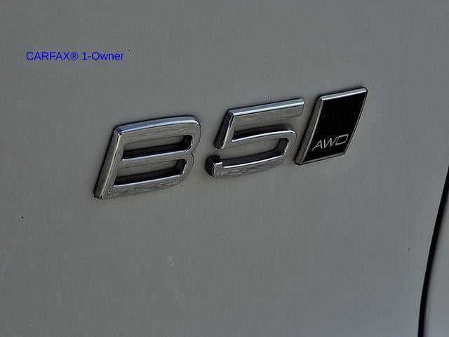 2024 Volvo XC40 B5 AWD Plus Dark Theme