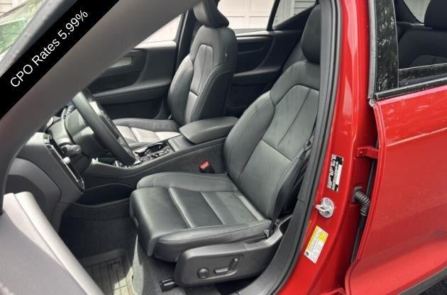 2024 Volvo XC40 B5 AWD Plus Dark Theme